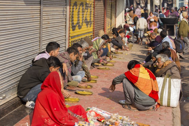 india comiendo en la calle